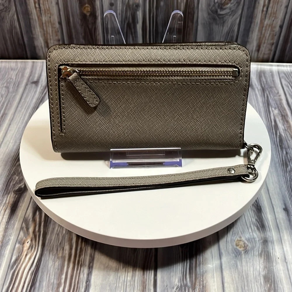MICHAEL KORS BIFOLD SNAP WALLET/ WRISTLET in GUC - Picture 6 of 16